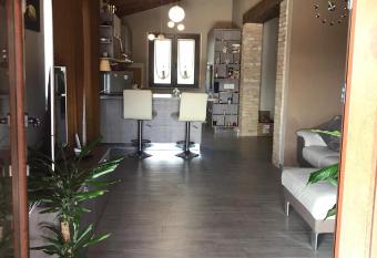 Panorama Penthouse con giardino privato allows 18 year olds to book a room