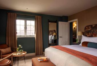 The Falcon Hotel has Balcony rooms