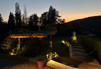 K-Jol et Vous has rooms with a private hot tub