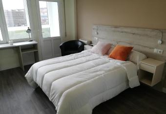 Pensi  n La Intermodal has Balcony rooms