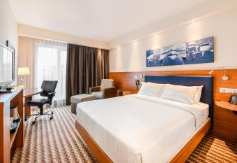 Hampton by Hilton Warsaw Airport allows 18 year olds to book a room