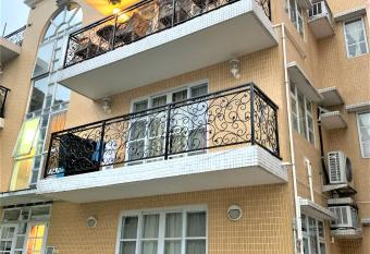 MTR Tung Chung near Airport Apartment, City Getaway, Pa Mei Village Tung Chung has Balcony rooms