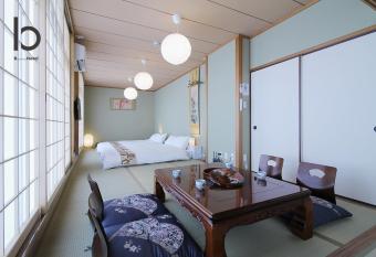 Hanagin - Spacious 2 bedroom Japanese Apt for 10 ppl 401 has Balcony rooms
