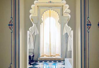 Shiv Niwas Palace by HRH Group of Hotels has rooms with a private hot tub