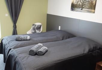 Office Base Bad V  slau MOTEL allows 18 year olds to book a room