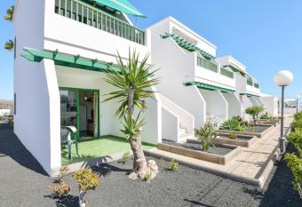 Las Mimosas. Bajo con Wifi. Piscinas comunitarias allows 18 year olds to book a room