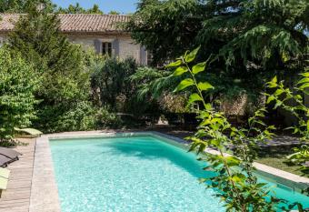 H  tel Mas Vidau Porte des Alpilles allows 18 year olds to book a room