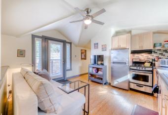 Upscale NE Portland Guesthouse has Balcony rooms