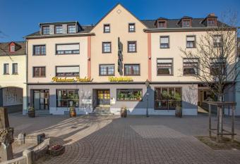 Hotel-Restaurant Weinhaus Grebel allows 18 year olds to book a room