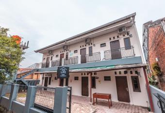 OYO Life 2424 Kost Luqman 2 allows 18 year olds to book a room