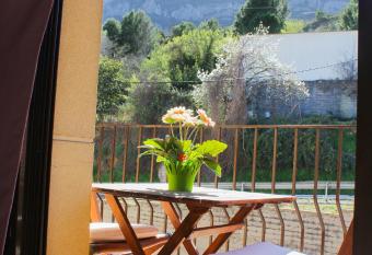 El rac   al riu de Montserrat allows 18 year olds to book a room