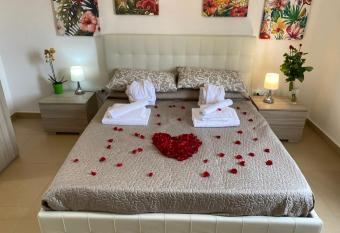 Caserta Royale Apartment allows 18 year olds to book a room