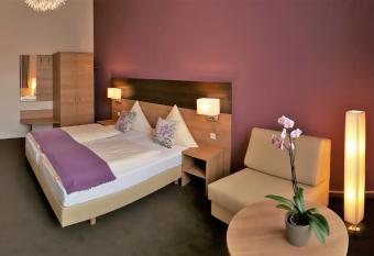 Hotel Flora allows 18 year olds to book a room