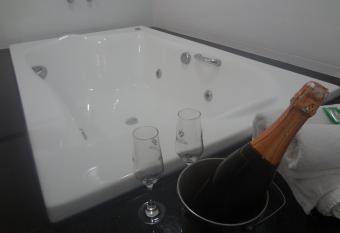 BemTeVi Em B  zios has rooms with a private hot tub