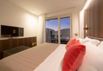 Le Stanze del Lago Lake View allows 18 year olds to book a room