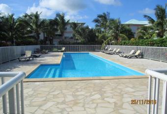 Appartement de 2 chambres a Saint Francois a 100 m de la plage avec vue sur la mer piscine partagee et jardin clos has Balcony rooms