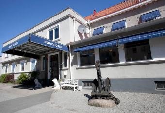 Port Hotel Apartments has Balcony rooms