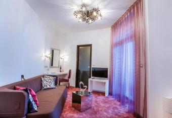 Starlight Luxury Rooms has rooms with a private hot tub