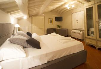 Cortona Suite has rooms with a private hot tub