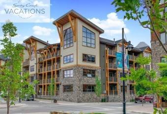 White Spruce Lodge by Spring Creek Vacations has Balcony rooms