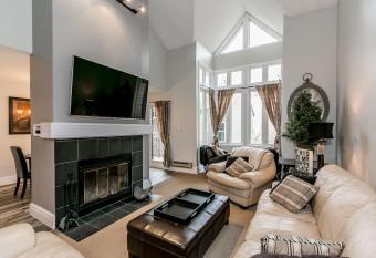 Blue Mountain Chalet Condo Ski in Ski Out 3 BR has Balcony rooms