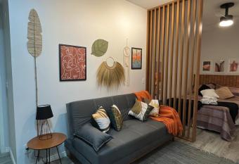 Apartamento pr  ximo a Frei Caneca e principais hospitais de SP has rooms with a private hot tub