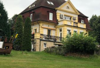 Ubytov  n   v soukrom   rodinn   vily v D      n   allows 18 year olds to book a room