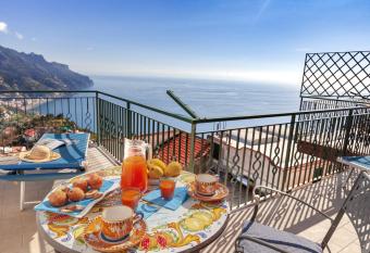 AMORE RENTALS - Residenza Rosalia 2 has Balcony rooms