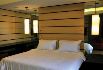 Soleste Suites has rooms with a private hot tub