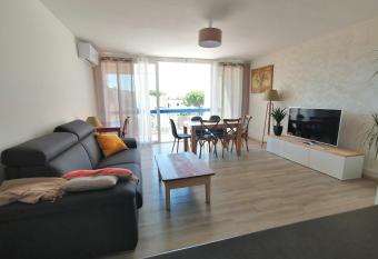 GRAU DU ROI T2 calme, acc  s plage + parking allows 18 year olds to book a room