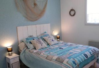 Les Pl  nitudes du Rivage allows 18 year olds to book a room