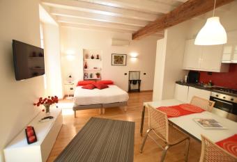 Il Vicolo allows 18 year olds to book a room