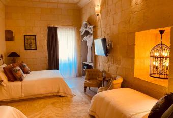 Lulu Boutique Hotel has rooms with a private hot tub