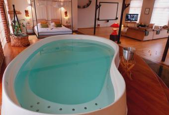 Baiser de Cupidon has rooms with a private hot tub