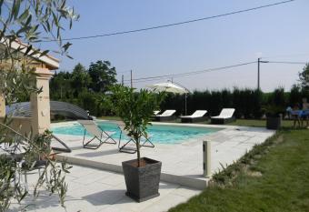 L OUSTAL D ADELE proche Canal du Midi et Moissac allows 18 year olds to book a room