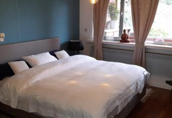 Room2Rent allows 18 year olds to book a room