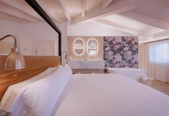 Hotel Palau Macelli allows 18 year olds to book a room