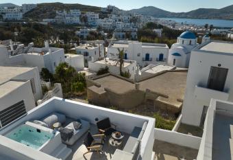 Iresma Suites has rooms with a private hot tub