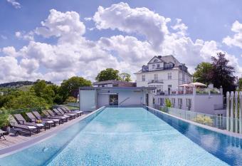 Hotel Villa H  gel allows 18 year olds to book a room