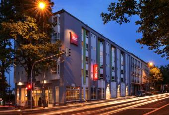 B&B Hotel Aachen-Hbf allows 18 year olds to book a room