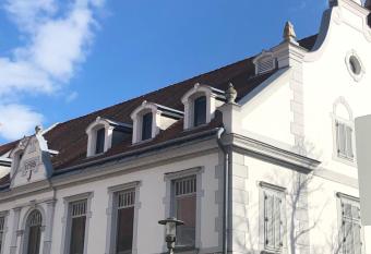 KEDVES VEND  GH  Z allows 18 year olds to book a room