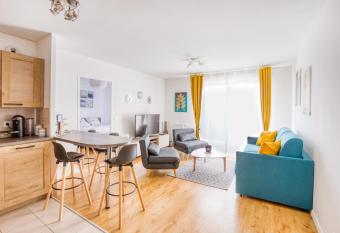 J-Mo Home - Chessy - Magnifique vue sur le ch  teau has Balcony rooms