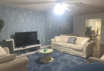 Cozy house. Only 10 minutes from the Siesta Key allows 18 year olds to book a room