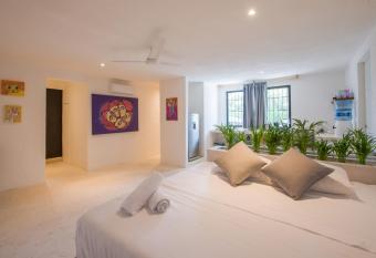 Art Studios allows 18 year olds to book a room