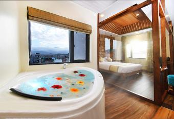 Woodapple Hotel and Spa has rooms with a private hot tub