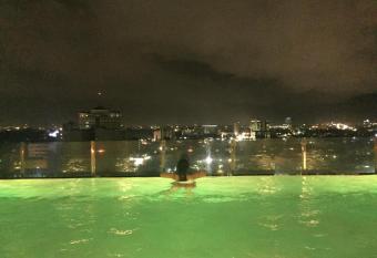 MABOLO GARDEN FLAT A1 free ROOFTOP POOL, short walk ayala mall has Balcony rooms