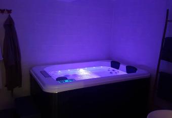 La Bulle has rooms with a private hot tub