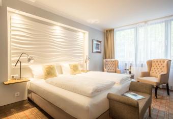 The Ascot Hotel has Balcony rooms