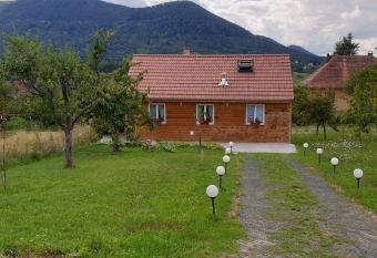 Le Chalet Lelio has rooms with a private hot tub