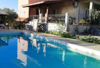 One bedroom villa with shared pool and enclosed garden at Augusta 8 km away from the beach has Smoking rooms